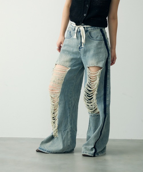 Clum(クルム)の「クラッシュワイドデニムパンツ(デニムパンツ・レディース・ブルー・SMALL/MEDIUM/LARGE)」の4枚目の写真