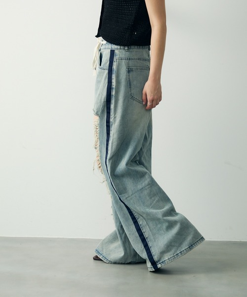 Clum(クルム)の「クラッシュワイドデニムパンツ(デニムパンツ・レディース・ブルー・SMALL/MEDIUM/LARGE)」の5枚目の写真