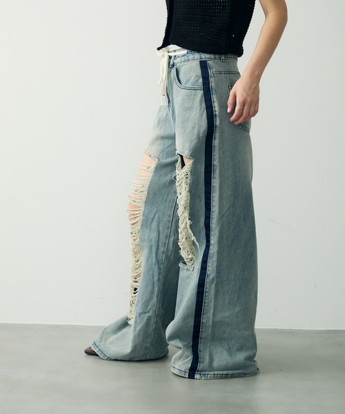 Clum(クルム)の「クラッシュワイドデニムパンツ(デニムパンツ・レディース・ブルー・SMALL/MEDIUM/LARGE)」の6枚目の写真