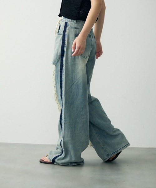 Clum(クルム)の「クラッシュワイドデニムパンツ(デニムパンツ・レディース・ブルー・SMALL/MEDIUM/LARGE)」の8枚目の写真