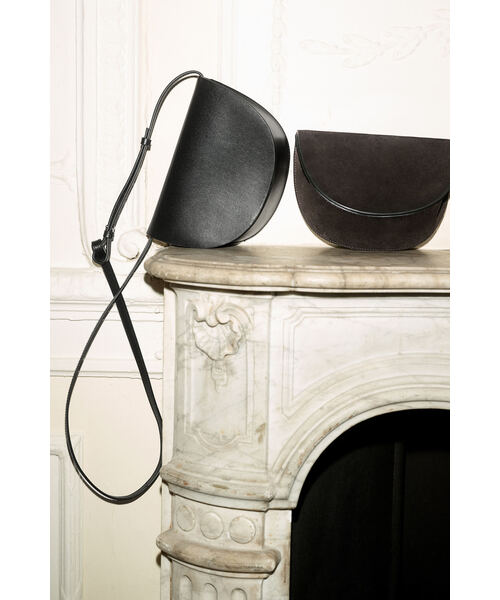 大人気【COS】クロスボディバッグ（スエード） CROSSBODY SADDLE BAG - SUEDE クロスボディーサドルバッグ