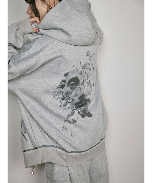 MURUA（ムルーア）の「Sarah×MURUAユニセックススウェットフーディー（パーカー・レディース・ダークグレー/グレー・FREE）」の3枚目の写真