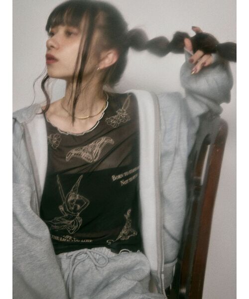 MURUA（ムルーア）の「Sarah×MURUAユニセックススウェットフーディー（パーカー・レディース・ダークグレー/グレー・FREE）」の4枚目の写真