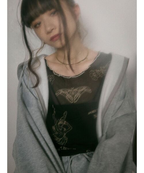 MURUA（ムルーア）の「Sarah×MURUAユニセックススウェットフーディー（パーカー・レディース・ダークグレー/グレー・FREE）」の5枚目の写真