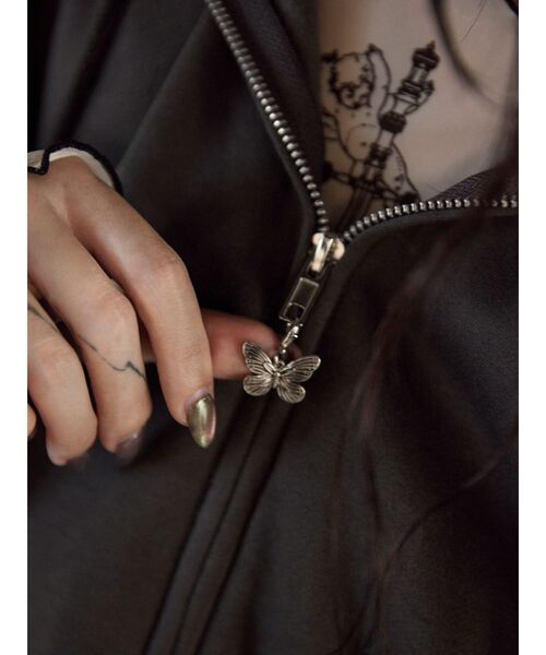 MURUA（ムルーア）の「Sarah×MURUAユニセックススウェットフーディー（パーカー・レディース・ダークグレー/グレー・FREE）」の19枚目の写真