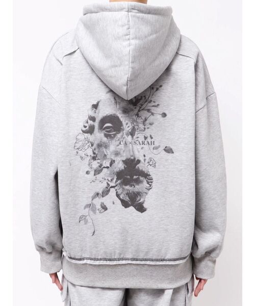 MURUA（ムルーア）の「Sarah×MURUAユニセックススウェットフーディー（パーカー・レディース・ダークグレー/グレー・FREE）」の9枚目の写真