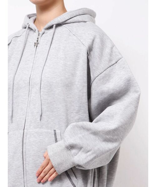 MURUA（ムルーア）の「Sarah×MURUAユニセックススウェットフーディー（パーカー・レディース・ダークグレー/グレー・FREE）」の11枚目の写真