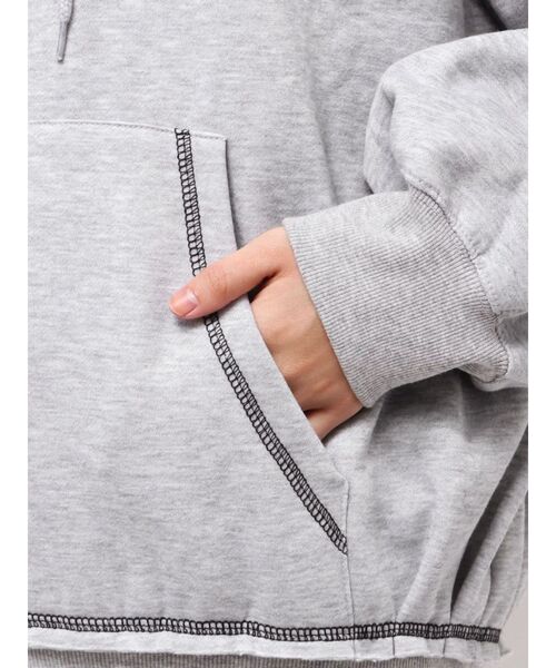 MURUA（ムルーア）の「Sarah×MURUAユニセックススウェットフーディー（パーカー・レディース・ダークグレー/グレー・FREE）」の12枚目の写真