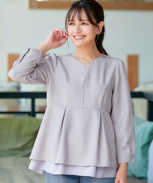 Tiaclasse（ティアクラッセ）の「レイヤードヘムペプラムブラウス（シャツ/ブラウス・レディース・ネイビー/グレイッシュベージュ/オフホワイト・S/M/L）」の2枚目の写真