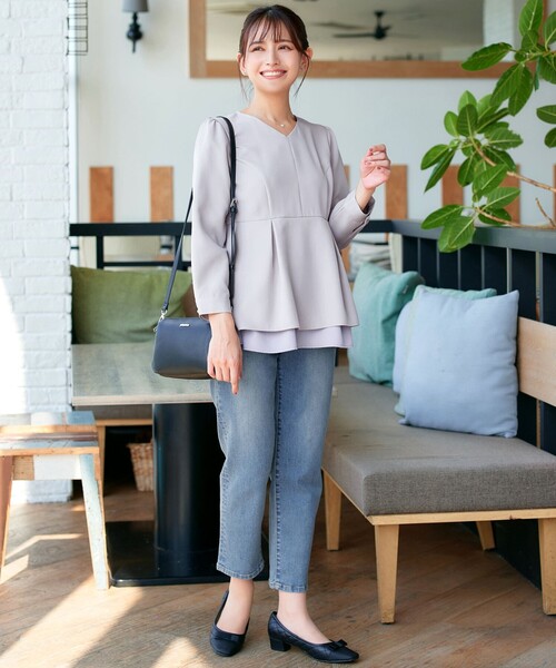 Tiaclasse（ティアクラッセ）の「レイヤードヘムペプラムブラウス（シャツ/ブラウス・レディース・ネイビー/グレイッシュベージュ/オフホワイト・S/M/L）」の6枚目の写真