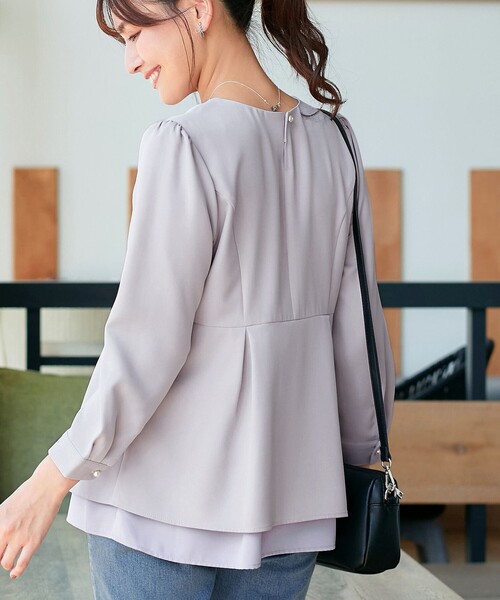 Tiaclasse（ティアクラッセ）の「レイヤードヘムペプラムブラウス（シャツ/ブラウス・レディース・ネイビー/グレイッシュベージュ/オフホワイト・S/M/L）」の7枚目の写真