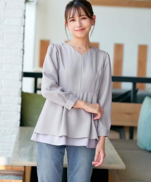 Tiaclasse（ティアクラッセ）の「レイヤードヘムペプラムブラウス（シャツ/ブラウス・レディース・ネイビー/グレイッシュベージュ/オフホワイト・S/M/L）」の8枚目の写真