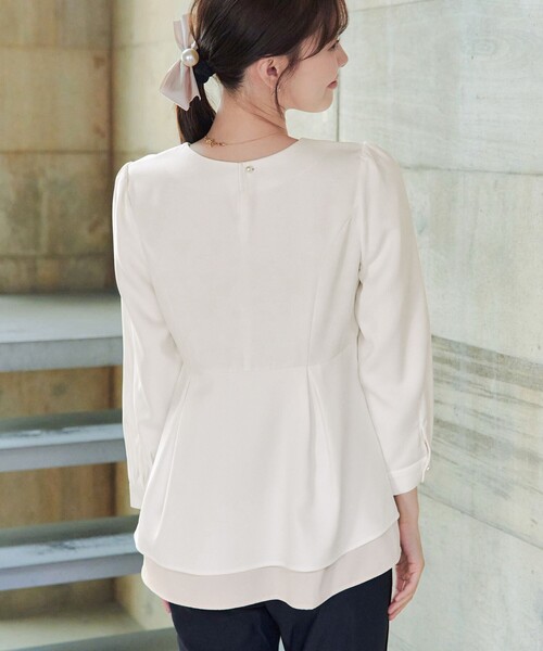 Tiaclasse（ティアクラッセ）の「レイヤードヘムペプラムブラウス（シャツ/ブラウス・レディース・ネイビー/グレイッシュベージュ/オフホワイト・S/M/L）」の13枚目の写真