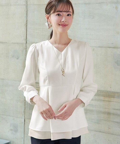 Tiaclasse（ティアクラッセ）の「レイヤードヘムペプラムブラウス（シャツ/ブラウス・レディース・ネイビー/グレイッシュベージュ/オフホワイト・S/M/L）」の15枚目の写真