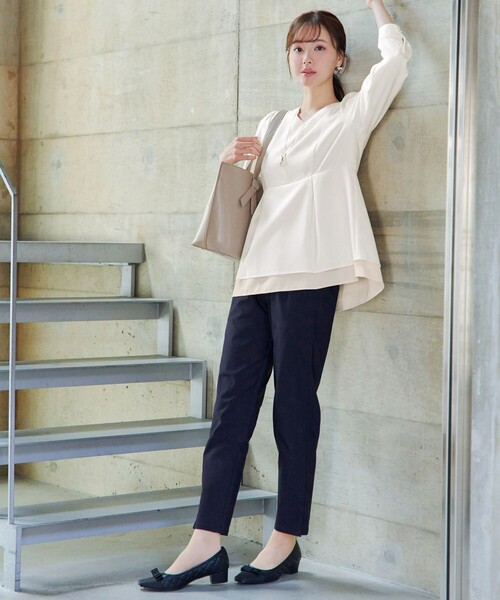 Tiaclasse（ティアクラッセ）の「レイヤードヘムペプラムブラウス（シャツ/ブラウス・レディース・ネイビー/グレイッシュベージュ/オフホワイト・S/M/L）」の17枚目の写真