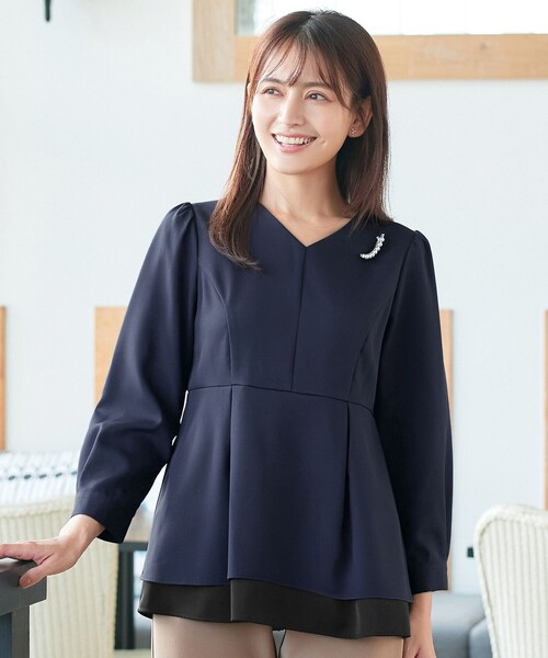 Tiaclasse（ティアクラッセ）の「レイヤードヘムペプラムブラウス（シャツ/ブラウス・レディース・ネイビー/グレイッシュベージュ/オフホワイト・S/M/L）」の21枚目の写真