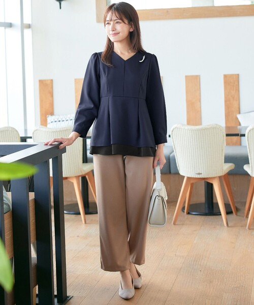 Tiaclasse（ティアクラッセ）の「レイヤードヘムペプラムブラウス（シャツ/ブラウス・レディース・ネイビー/グレイッシュベージュ/オフホワイト・S/M/L）」の22枚目の写真