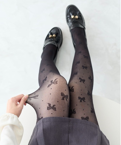 tutuanna(チュチュアンナ)の「まるで素肌のようなフェイクタイツ80デニール(ドット×リボン柄)(タイツ/ストッキング・レディース・ブラック/オフホワイト・M-L)」の1枚目の写真