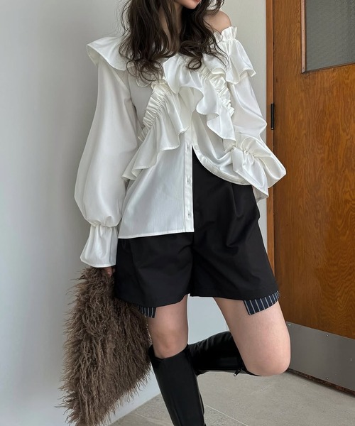 WILLFULLY（ウィルフリー）の「frill cross asymmetry BL（シャツ/ブラウス・レディース・アイボリー/ブラック/インディゴブルー・FREE）」の3枚目の写真