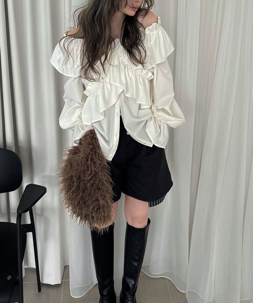 WILLFULLY（ウィルフリー）の「frill cross asymmetry BL（シャツ/ブラウス・レディース・アイボリー/ブラック/インディゴブルー・FREE）」の4枚目の写真