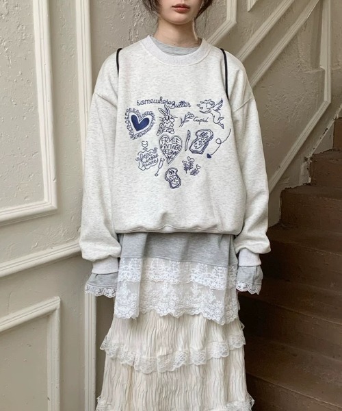 Sibra（シブラ）の「刺繍グラフィックスウェット／ゆったりシルエット・ラフ可愛い一枚（スウェット・レディース・ライトグレー/グレー・M）」の5枚目の写真