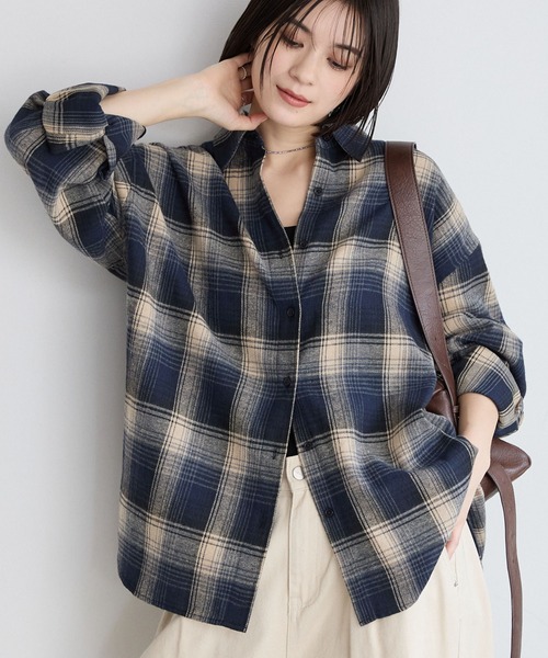 MONO-MART(モノマート)の「オンブレチェック オーバーサイズレギュラーカラーシャツ(シャツ/ブラウス・レディース・ネイビー/ブラック/ブルー/レッド/ブラウン・FREE)」の3枚目の写真