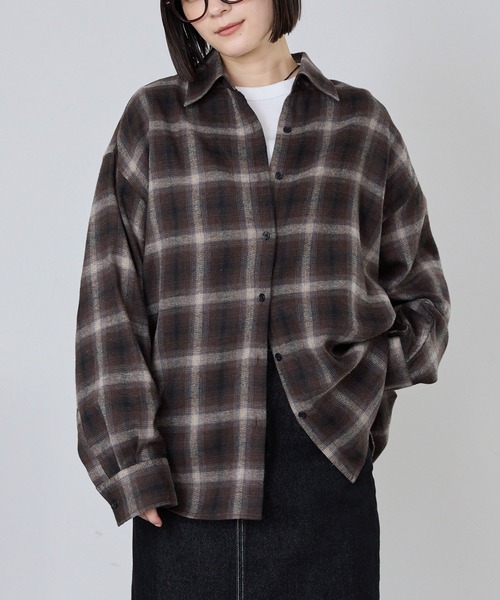 MONO-MART(モノマート)の「オンブレチェック オーバーサイズレギュラーカラーシャツ(シャツ/ブラウス・レディース・ネイビー/ブラック/ブルー/レッド/ブラウン・FREE)」の2枚目の写真