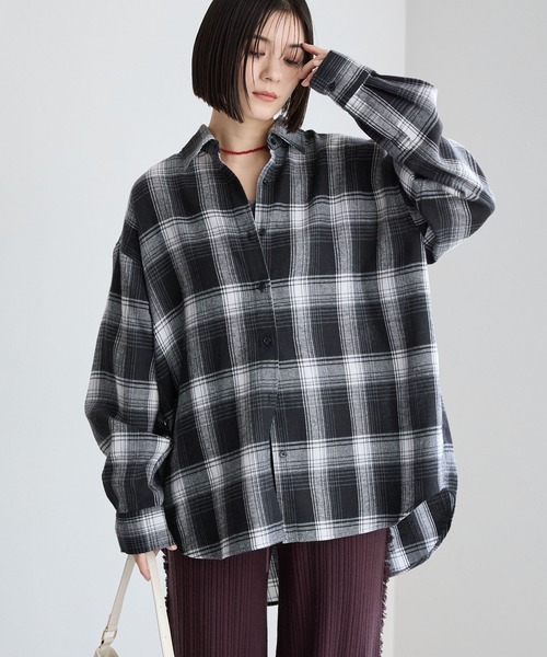 MONO-MART(モノマート)の「オンブレチェック オーバーサイズレギュラーカラーシャツ(シャツ/ブラウス・レディース・ネイビー/ブラック/ブルー/レッド/ブラウン・FREE)」の9枚目の写真