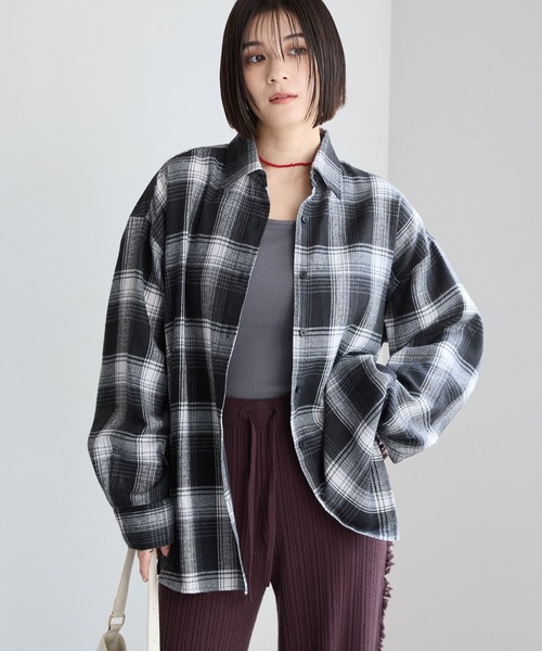 MONO-MART(モノマート)の「オンブレチェック オーバーサイズレギュラーカラーシャツ(シャツ/ブラウス・レディース・ネイビー/ブラック/ブルー/レッド/ブラウン・FREE)」の10枚目の写真