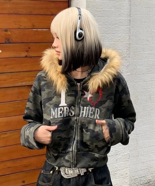 DIAVEL(ディアベル)の「ファー付きビジューカモフラショートパーカー/2WAYデザイン(パーカー・レディース・カーキ・M)」の3枚目の写真