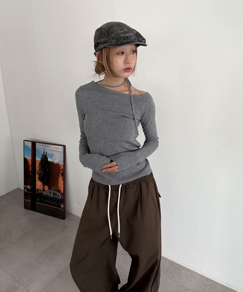 4INT.(フォイント)の「ワンショルダー ストラップ チョーカー ニット トップス(ニット/セーター・レディース・ブラック/グレー/ホワイト・FREE)」の19枚目の写真
