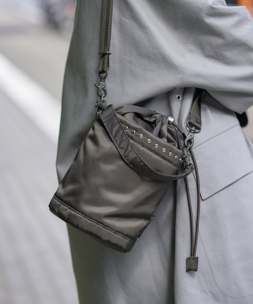 IENA（イエナ）の「MACKINTOSH/マッキントッシュ ANNAN BUCKET STUDS BAG バッグ A252SS1011BAPA（クラッチバッグ・レディース・カーキ・FREE）」の9枚目の写真