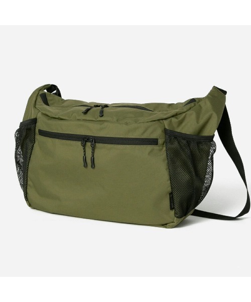 Snow Peak(スノーピーク)の「SNOW PEAK EVERYDAY USE MIDDLE SHOULDER BAG / スノーピーク エブリデイ ユーズ ミドル ショルダー バッグ / AC-25SU403(ショルダーバッグ・メンズ・ブラック/カーキ/グレー・FREE)」の2枚目の写真