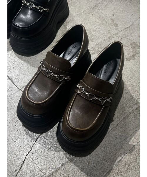 EMODA(エモダ)の「ハートチェーンローファー(ローファー・レディース・ブラック/ブラウン・SMALL/MEDIUM/LARGE)」の2枚目の写真