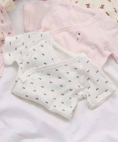 apres les cours（アプレレクール）の「ベビー半袖リブグレコ肌着　ワンポイント・総柄（肌着・キッズ・クリーム/ピンク/サックスブルー/アイボリー/ベビーピンク/オフホワイト・80/70）」の2枚目の写真
