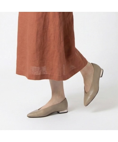 Mode et Jacomo（モードエジャコモ）の「Uカットフラットプレーンパンプス（パンプス・レディース・ブラック/デザートカモ/ピンク系その他2・22.5cm/23cm/23.5cm/24cm/24.5cm）」の9枚目の写真