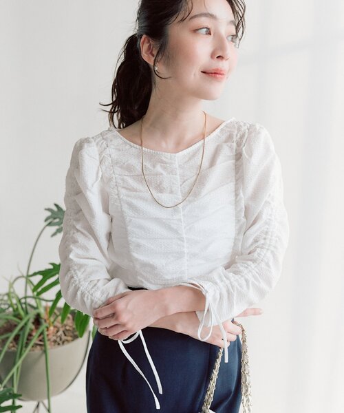 La boutique BonBon(ラブティックボンボン)の「【涼しく夏映え】シャーリングギャザードロストスリーブブラウス(シャツ/ブラウス・レディース・サックスブルー/ブラック/ホワイト・FREE)」の2枚目の写真