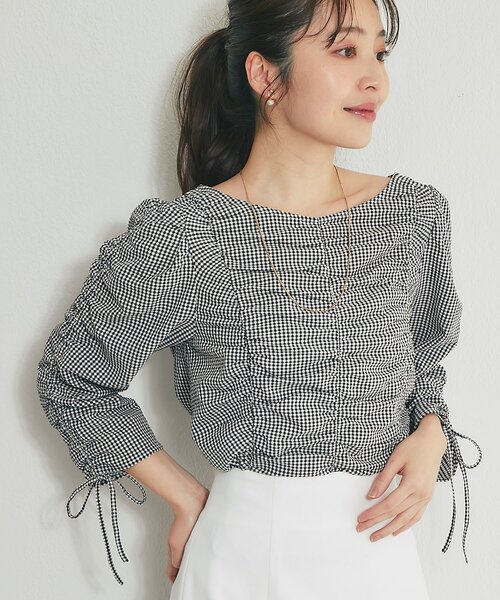 La boutique BonBon(ラブティックボンボン)の「【涼しく夏映え】シャーリングギャザードロストスリーブブラウス(シャツ/ブラウス・レディース・サックスブルー/ブラック/ホワイト・FREE)」の3枚目の写真