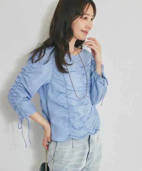 La boutique BonBon(ラブティックボンボン)の「【涼しく夏映え】シャーリングギャザードロストスリーブブラウス(シャツ/ブラウス・レディース・サックスブルー/ブラック/ホワイト・FREE)」の4枚目の写真