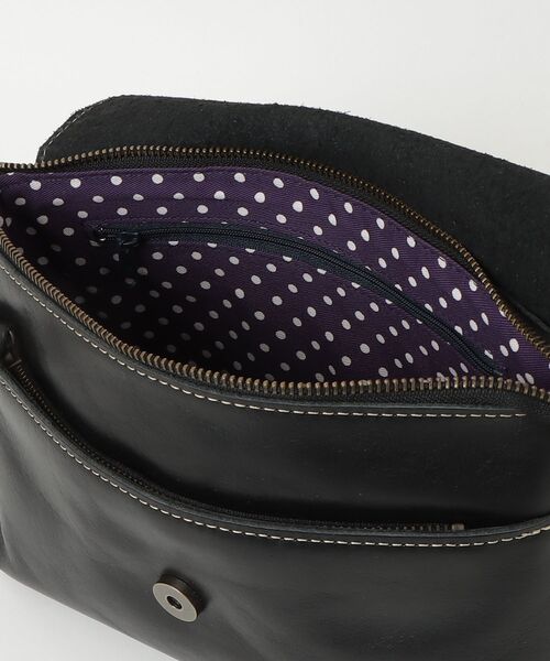 PR01.（ピーアールワン）の「Laisser Faire ヴォルフ ホールフラップ ショルダーバッグ 小（ショルダーバッグ・レディース・ブラウン系その他/ブラック/ダークブラウン/レッド/ネイビー・FREE）」の7枚目の写真