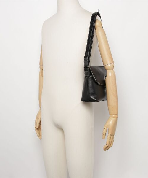 PR01.（ピーアールワン）の「Laisser Faire ヴォルフ ホールフラップ ショルダーバッグ 小（ショルダーバッグ・レディース・ブラウン系その他/ブラック/ダークブラウン/レッド/ネイビー・FREE）」の6枚目の写真