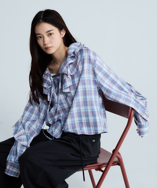 JEANASIS(ジーナシス)の「ポインテッドフリルブラウス/663862(シャツ/ブラウス・レディース・ブラック系その他/ブルー系その他/ブラック/ホワイト・FREE)」の1枚目の写真