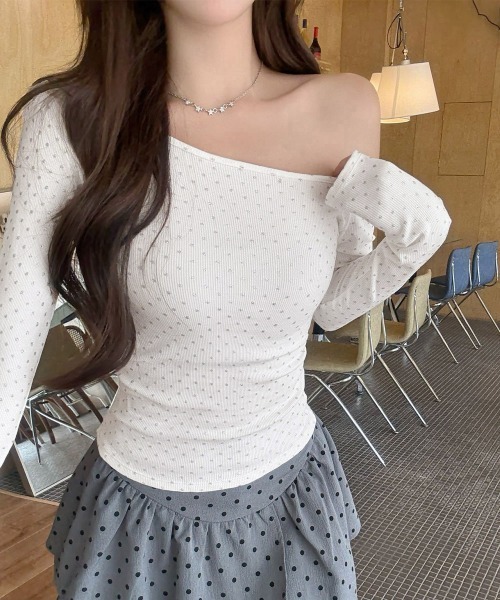 Miniministore(ミニミニストア)の「ドットラメtシャツオフショルダートップス(Tシャツ/カットソー・レディース・ブラック/ベージュ/ダークグレー/ホワイト・FREE)」の1枚目の写真
