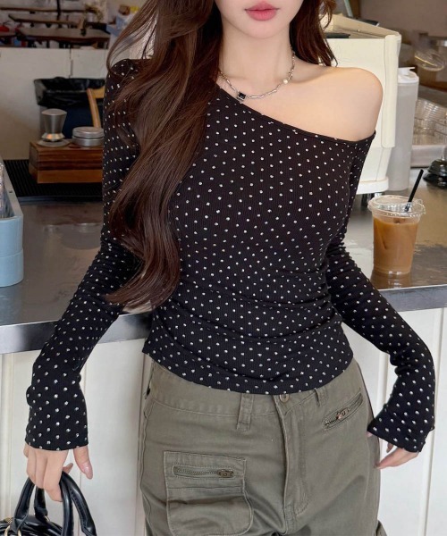 Miniministore(ミニミニストア)の「ドットラメtシャツオフショルダートップス(Tシャツ/カットソー・レディース・ブラック/ベージュ/ダークグレー/ホワイト・FREE)」の2枚目の写真