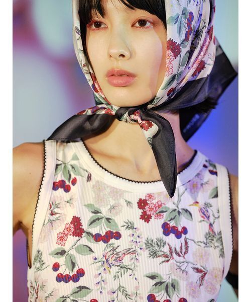 LILY BROWN（リリーブラウン）の「【LILY BROWN×KEITA MARUYAMA】ボタニカルチェリー柄シルクスカーフ（バンダナ/スカーフ・レディース・ネイビー/ブルー/ホワイト・F）」の2枚目の写真