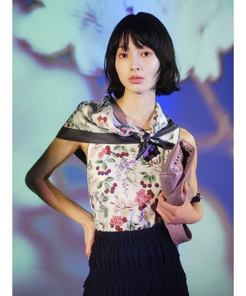 LILY BROWN（リリーブラウン）の「【LILY BROWN×KEITA MARUYAMA】ボタニカルチェリー柄シルクスカーフ（バンダナ/スカーフ・レディース・ネイビー/ブルー/ホワイト・F）」の5枚目の写真