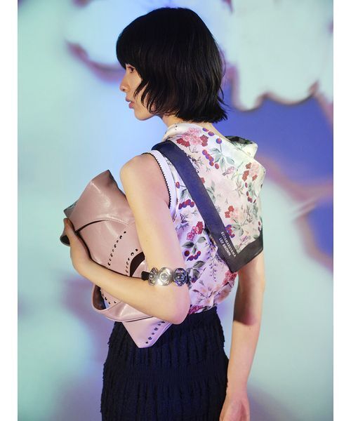 LILY BROWN（リリーブラウン）の「【LILY BROWN×KEITA MARUYAMA】ボタニカルチェリー柄シルクスカーフ（バンダナ/スカーフ・レディース・ネイビー/ブルー/ホワイト・F）」の6枚目の写真