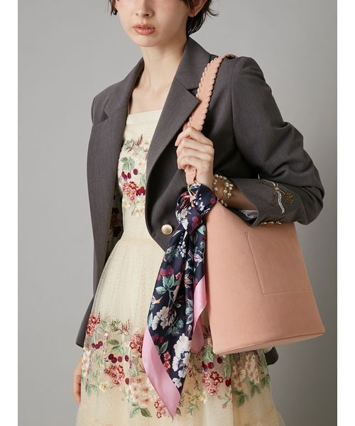 LILY BROWN（リリーブラウン）の「【LILY BROWN×KEITA MARUYAMA】ボタニカルチェリー柄シルクスカーフ（バンダナ/スカーフ・レディース・ネイビー/ブルー/ホワイト・F）」の8枚目の写真