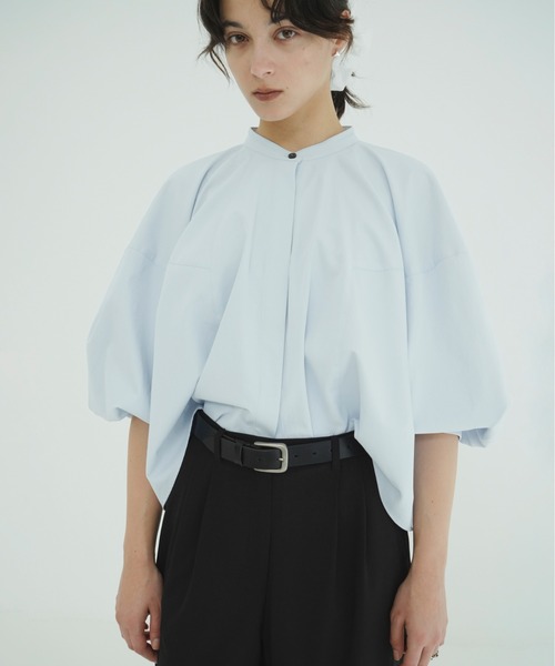 CLANE（クラネ）の「VOLUME SELEEVE STAND NECK SHIRTS（シャツ/ブラウス・レディース・ホワイト/サックスブルー・1/2）」の2枚目の写真