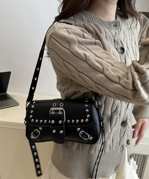 lilful(リルフル)の「【26年春夏新作】スタッズデザイン アイレットベルトショルダーバッグ(ショルダーバッグ・レディース・その他/ブラック/レッド/ブラウン/ホワイト・F)」の2枚目の写真
